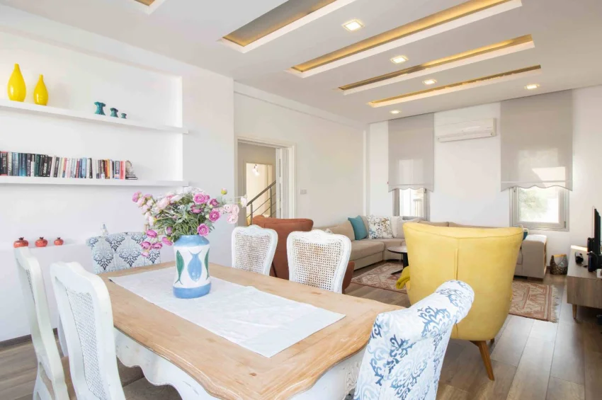 Romslig 4+1 Villa med Privat Basseng og Hav- og Fjellutsikt i Alsancak