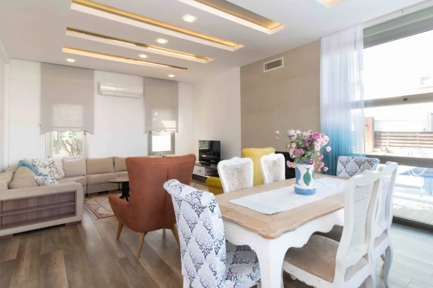 Romslig 4+1 Villa med Privat Basseng og Hav- og Fjellutsikt i Alsancak