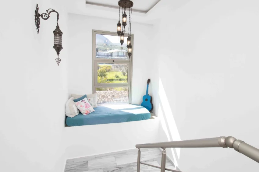 Romslig 4+1 Villa med Privat Basseng og Hav- og Fjellutsikt i Alsancak