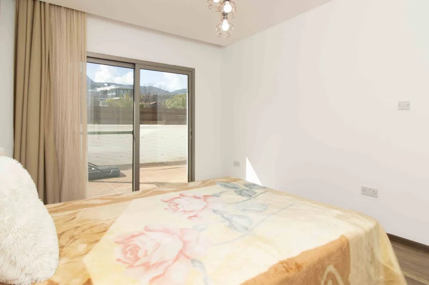 Romslig 4+1 Villa med Privat Basseng og Hav- og Fjellutsikt i Alsancak