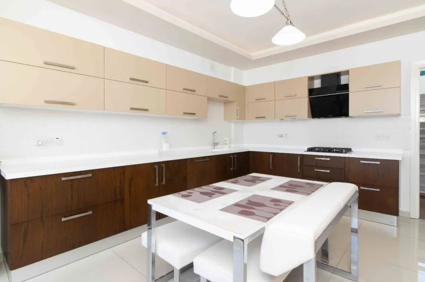 Romslig 4+1 Villa med Privat Basseng og Hav- og Fjellutsikt i Alsancak
