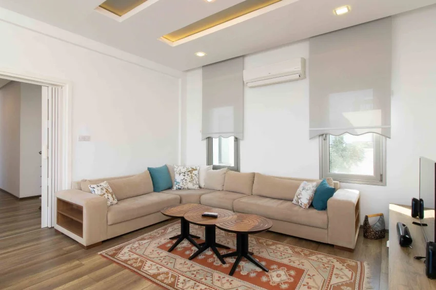Romslig 4+1 Villa med Privat Basseng og Hav- og Fjellutsikt i Alsancak