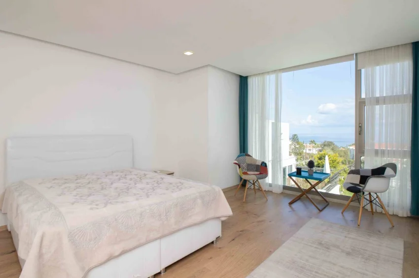 Romslig 4+1 Villa med Privat Basseng og Hav- og Fjellutsikt i Alsancak
