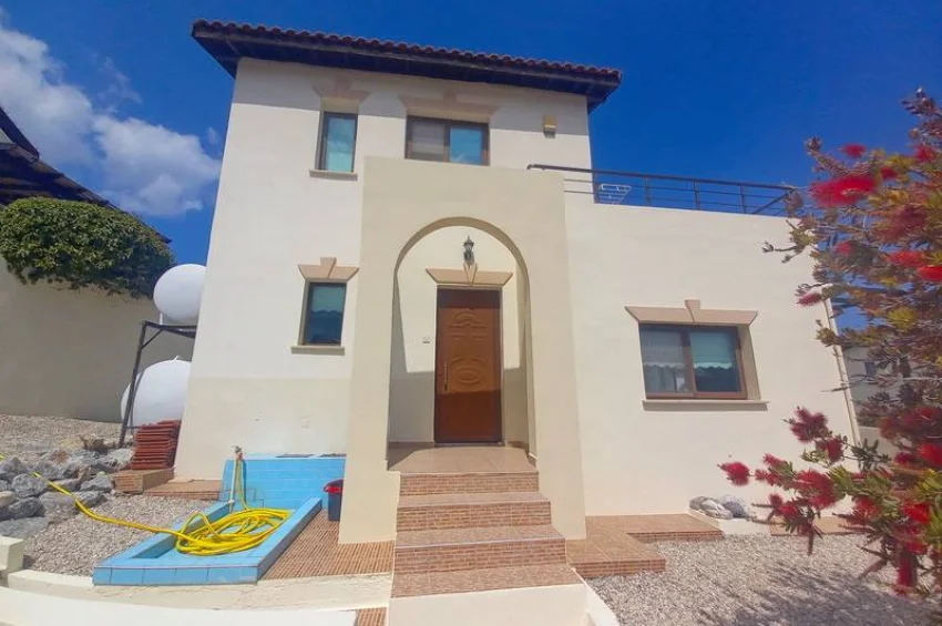 Charming 2 Bedroom Villa with Stunning Sea Views & Communal Pools