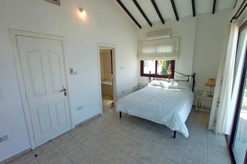 Charming 2 Bedroom Villa with Stunning Sea Views & Communal Pools