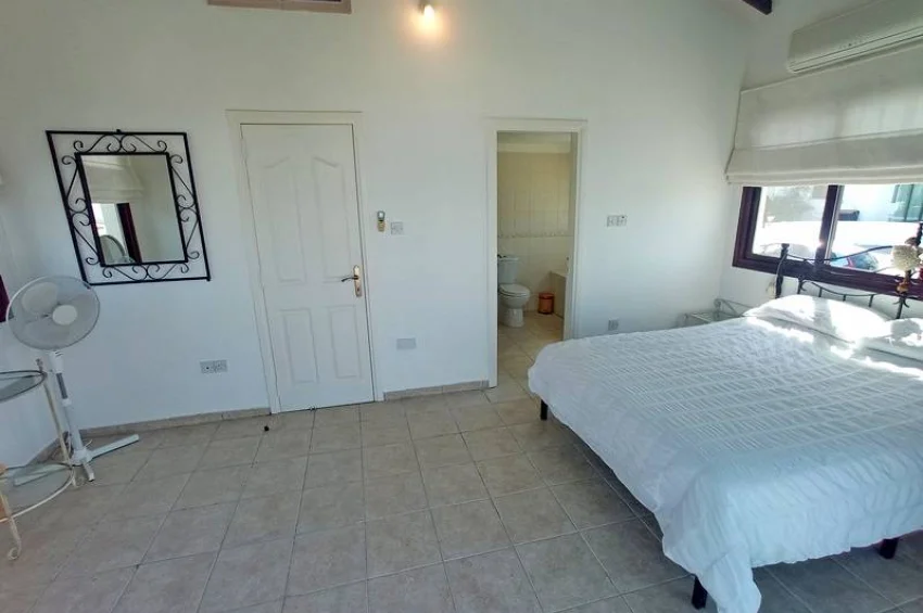 Charming 2 Bedroom Villa with Stunning Sea Views & Communal Pools