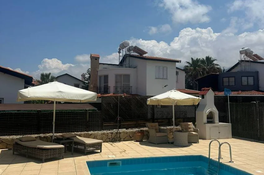 Geräumige Villa mit 4 Schlafzimmer und Meerblick – nur wenige Schritte vom Meer entfernt in Esentepe