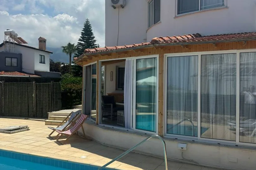 Geräumige Villa mit 4 Schlafzimmer und Meerblick – nur wenige Schritte vom Meer entfernt in Esentepe
