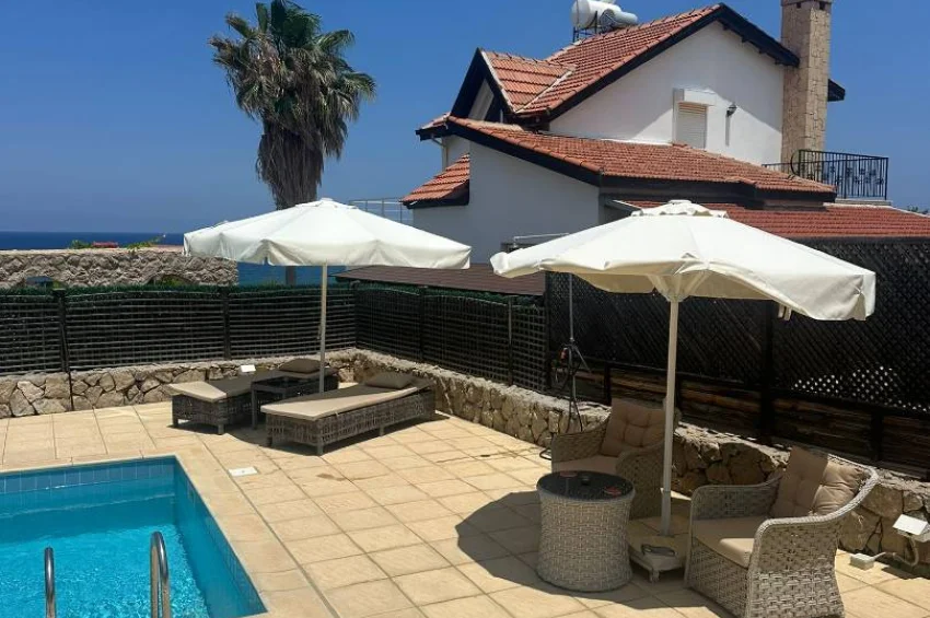 Geräumige Villa mit 4 Schlafzimmer und Meerblick – nur wenige Schritte vom Meer entfernt in Esentepe