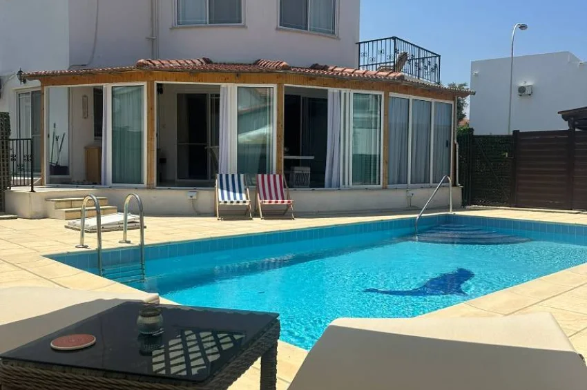 Geräumige Villa mit 4 Schlafzimmer und Meerblick – nur wenige Schritte vom Meer entfernt in Esentepe