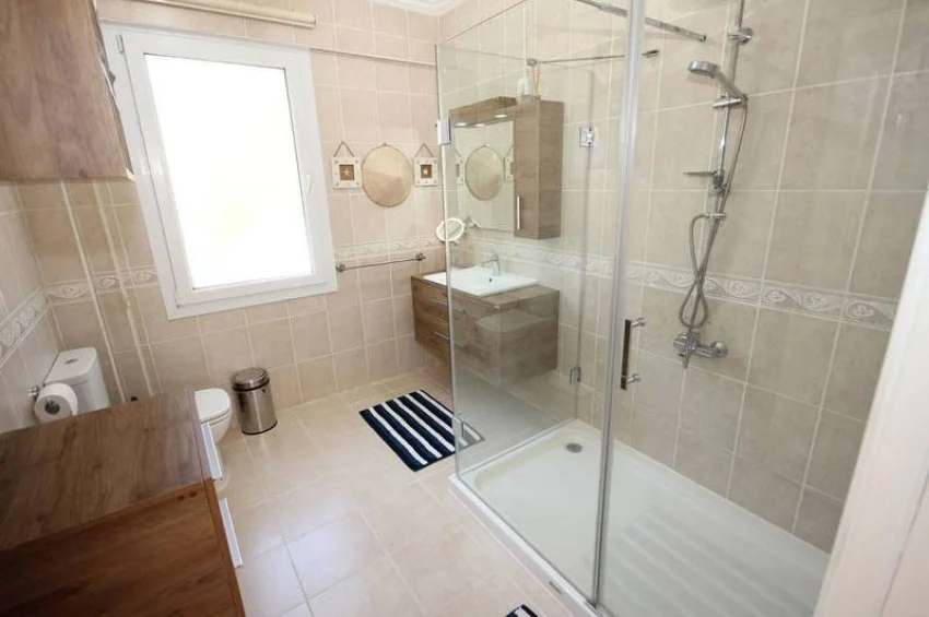 Lyxig 3-rumsvilla med uppvärmd pool, privat trädgård och havsutsikt