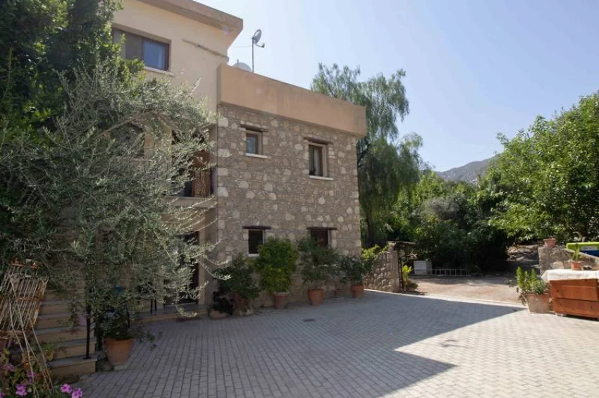 Stilvolle 3 Schlafzimmer Wohnung im Erdgeschoss mit Terrasse & Pool 