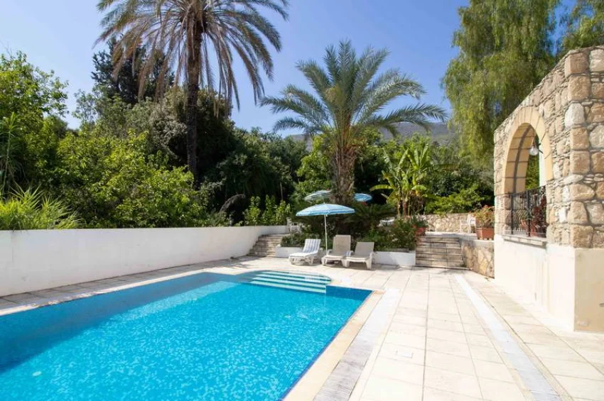 Stilvolle 3 Schlafzimmer Wohnung im Erdgeschoss mit Terrasse & Pool 