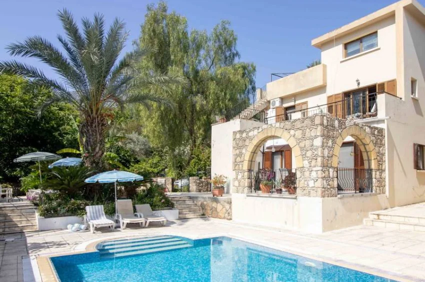 Stilvolle 3 Schlafzimmer Wohnung im Erdgeschoss mit Terrasse & Pool 