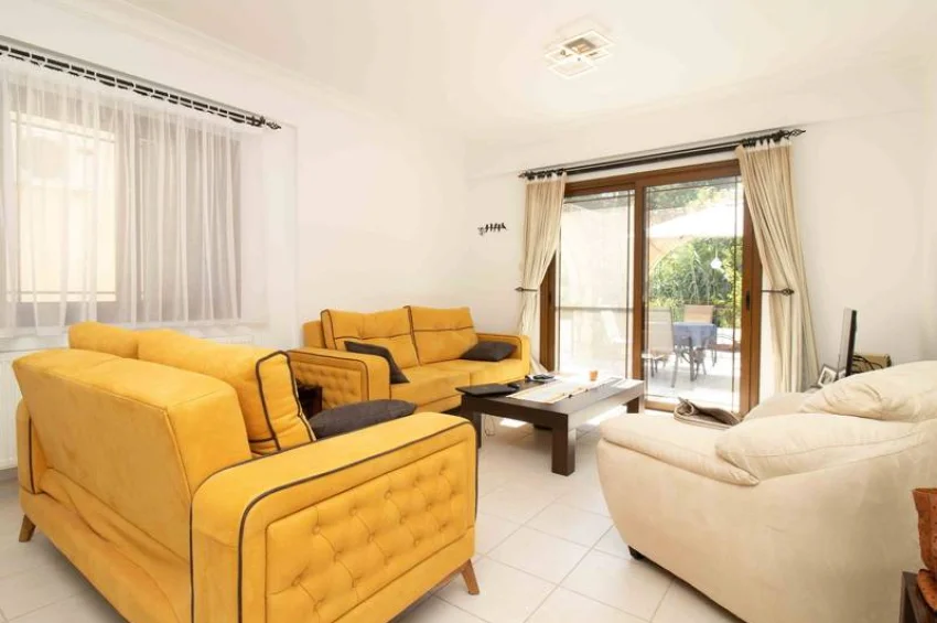 Stilvolle 3 Schlafzimmer Wohnung im Erdgeschoss mit Terrasse & Pool 
