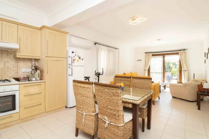 Stilvolle 3 Schlafzimmer Wohnung im Erdgeschoss mit Terrasse & Pool 