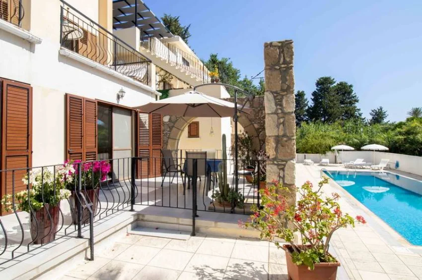 Stilvolle 3 Schlafzimmer Wohnung im Erdgeschoss mit Terrasse & Pool 