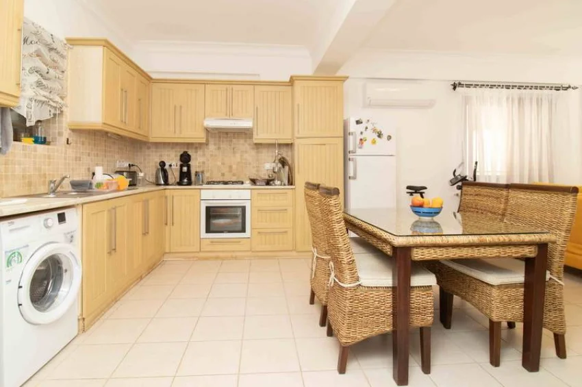 Stilvolle 3 Schlafzimmer Wohnung im Erdgeschoss mit Terrasse & Pool 