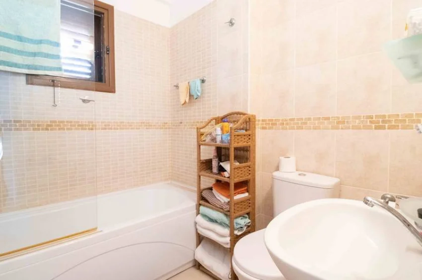 Stilvolle 3 Schlafzimmer Wohnung im Erdgeschoss mit Terrasse & Pool 