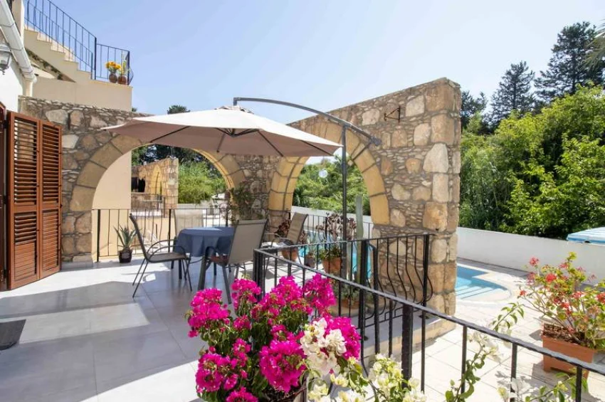 Stilvolle 3 Schlafzimmer Wohnung im Erdgeschoss mit Terrasse & Pool 