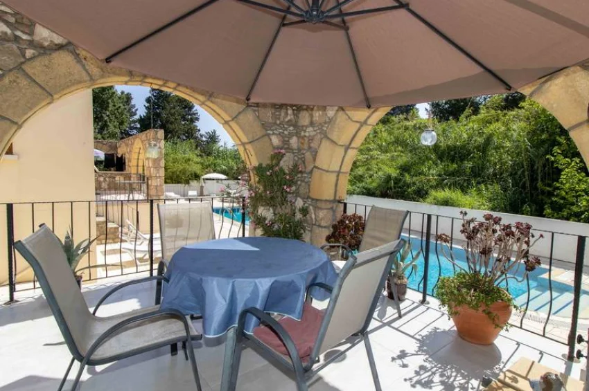 Stilvolle 3 Schlafzimmer Wohnung im Erdgeschoss mit Terrasse & Pool 
