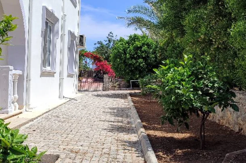 Charming 3 Bedroom Villa with Sea Views & Private Garden