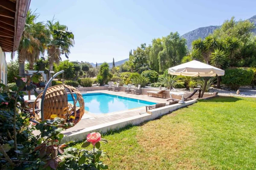Eksklusiv 3-soveroms villa i Lapta, Kyrenia – din private oase med havs- og fjellutsikt