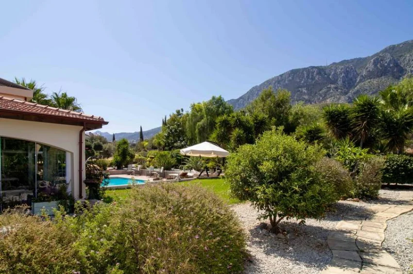 Eksklusiv 3-soveroms villa i Lapta, Kyrenia – din private oase med havs- og fjellutsikt