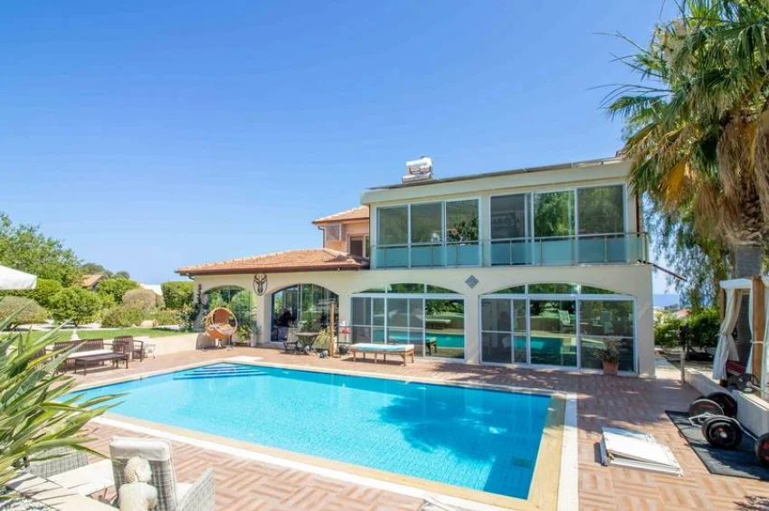 Eksklusiv 3-soveroms villa i Lapta, Kyrenia – din private oase med havs- og fjellutsikt