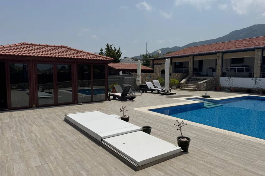Esentepe'de Havuzlu, Deniz ve Dağ Manzaralı Kusursuz 2/3 Yatak Odalı Bungalov