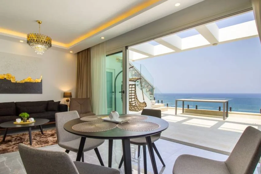 Lyxigt sjönära penthouse i Bahçeli, Kyrenia — Privat takterrass, möblerat, golvvärme
