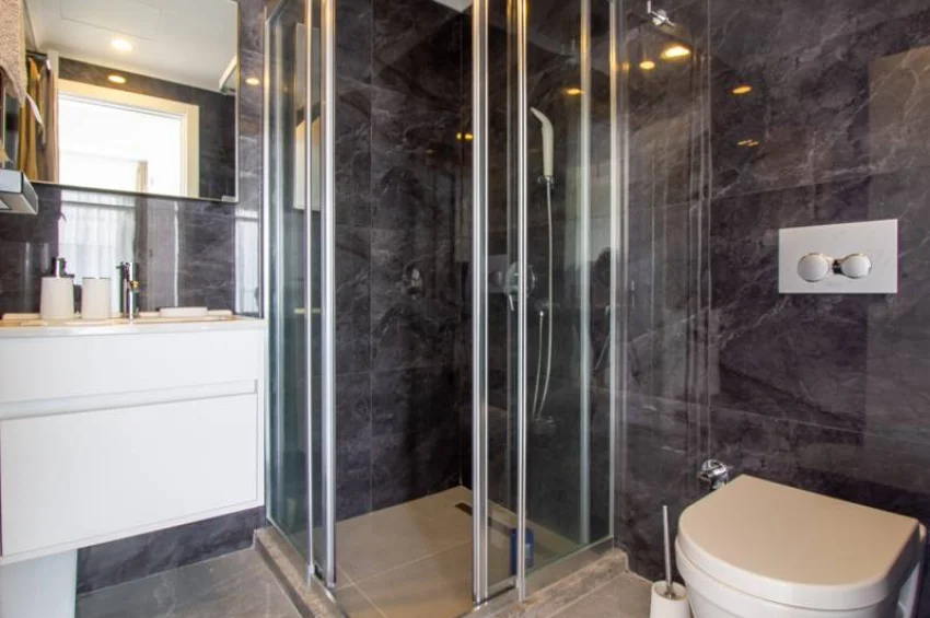 Lyxigt sjönära penthouse i Bahçeli, Kyrenia — Privat takterrass, möblerat, golvvärme