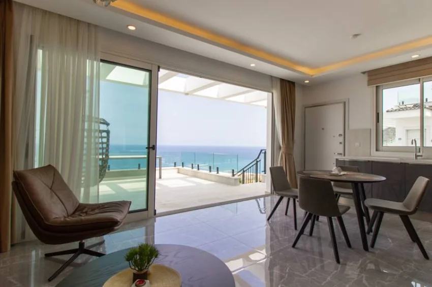 Lyxigt sjönära penthouse i Bahçeli, Kyrenia — Privat takterrass, möblerat, golvvärme
