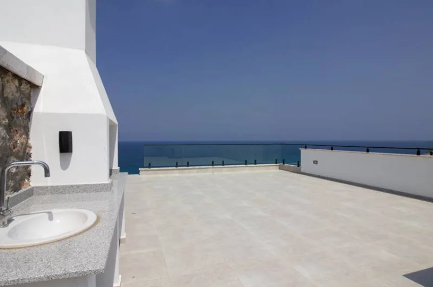Lyxigt sjönära penthouse i Bahçeli, Kyrenia — Privat takterrass, möblerat, golvvärme