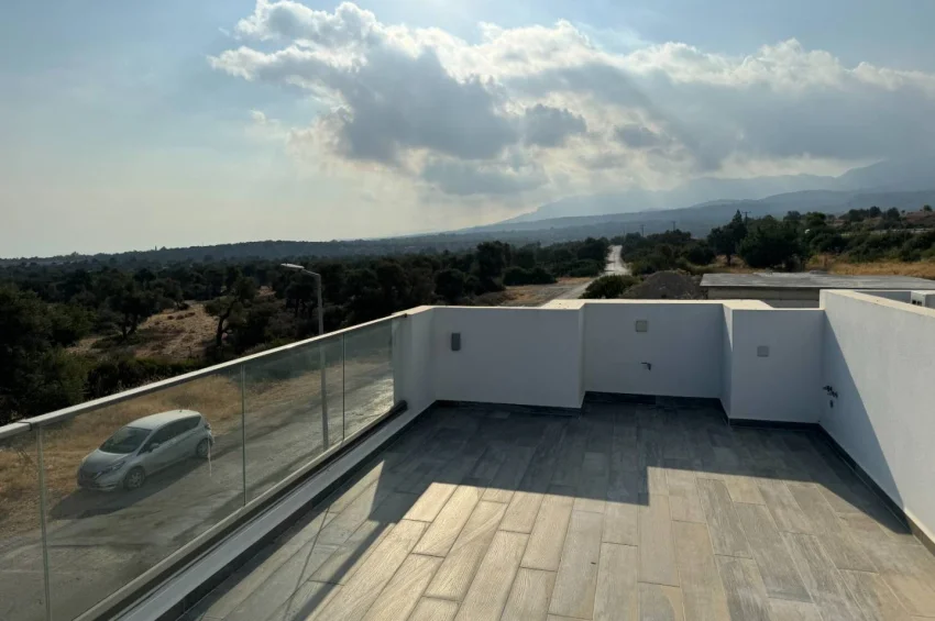 Hörnläge på första raden vid Alagadi, Kyrenia — Takterrass & markterrass, större tomt