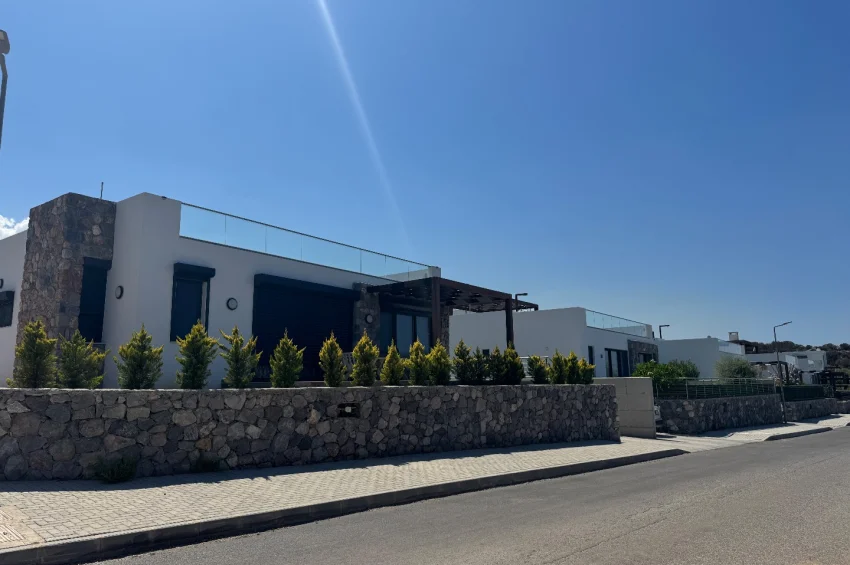 Hörnläge på första raden vid Alagadi, Kyrenia — Takterrass & markterrass, större tomt