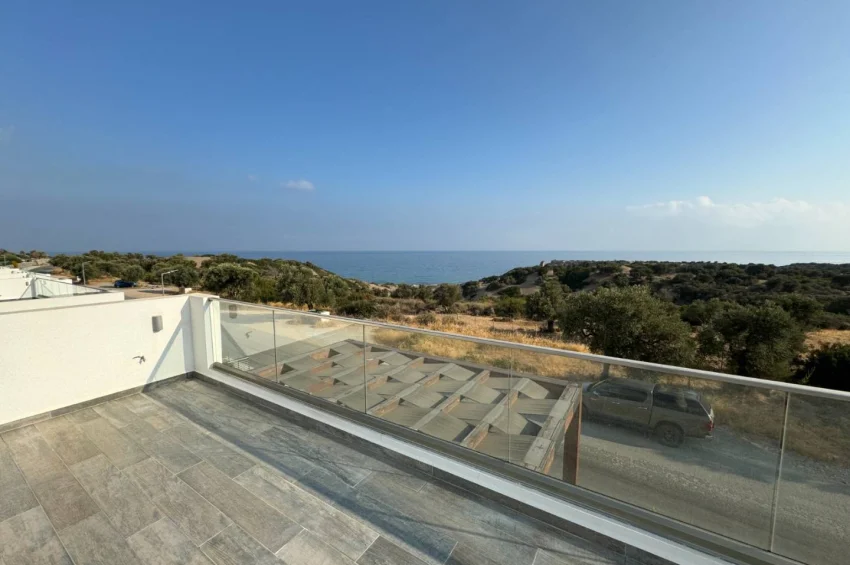 Hörnläge på första raden vid Alagadi, Kyrenia — Takterrass & markterrass, större tomt