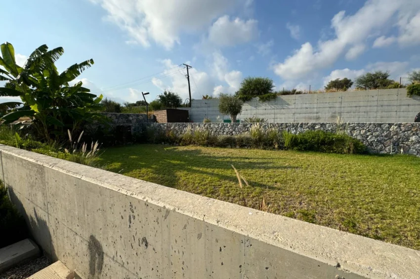 Hörnläge på första raden vid Alagadi, Kyrenia — Takterrass & markterrass, större tomt