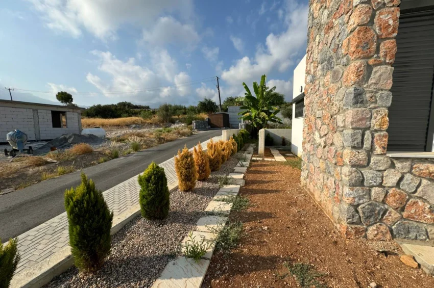 Hörnläge på första raden vid Alagadi, Kyrenia — Takterrass & markterrass, större tomt