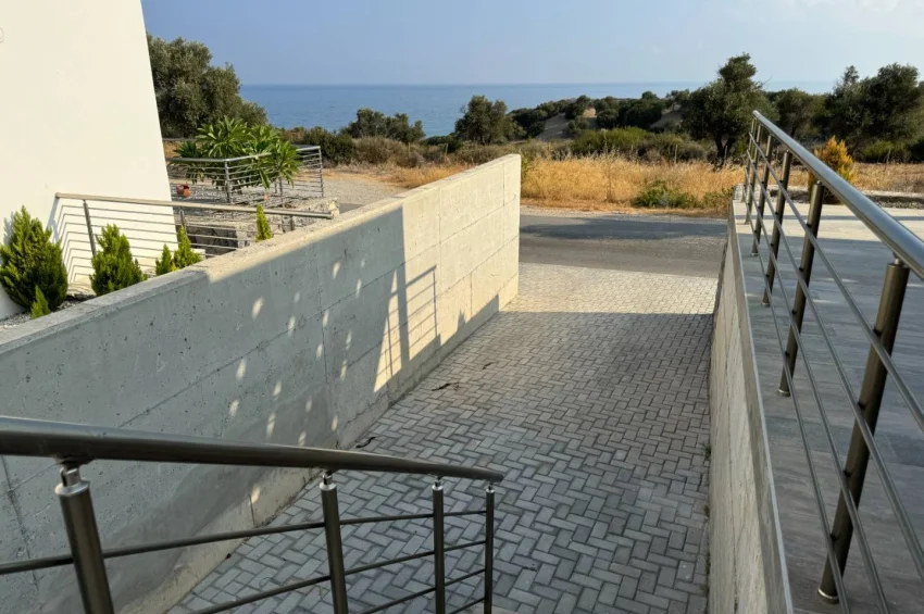 Hörnläge på första raden vid Alagadi, Kyrenia — Takterrass & markterrass, större tomt