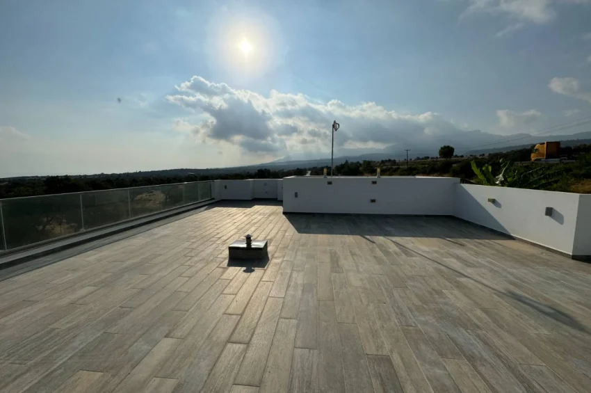 Hörnläge på första raden vid Alagadi, Kyrenia — Takterrass & markterrass, större tomt