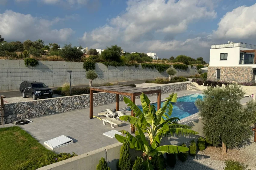 Hörnläge på första raden vid Alagadi, Kyrenia — Takterrass & markterrass, större tomt