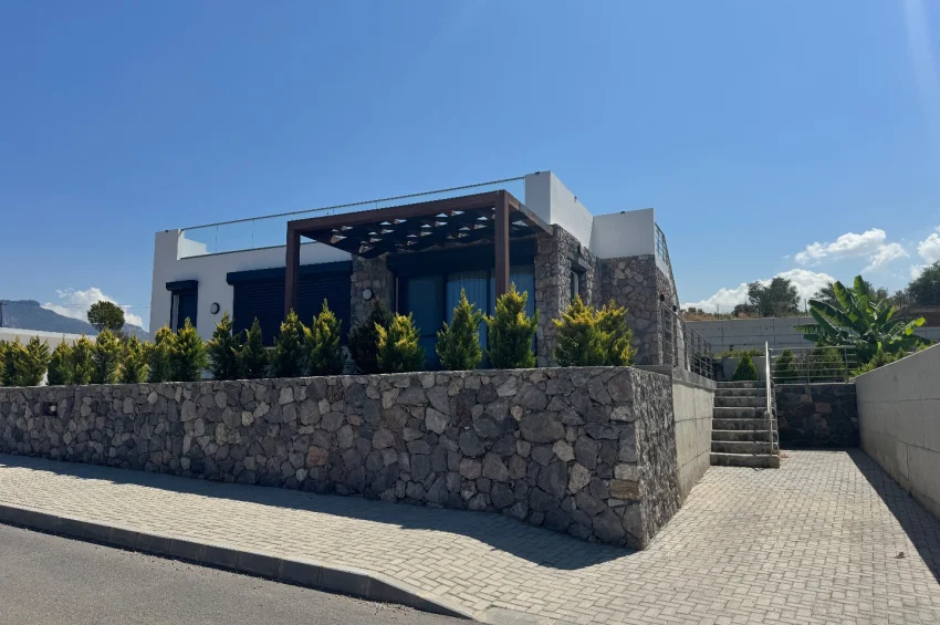 Hörnläge på första raden vid Alagadi, Kyrenia — Takterrass & markterrass, större tomt