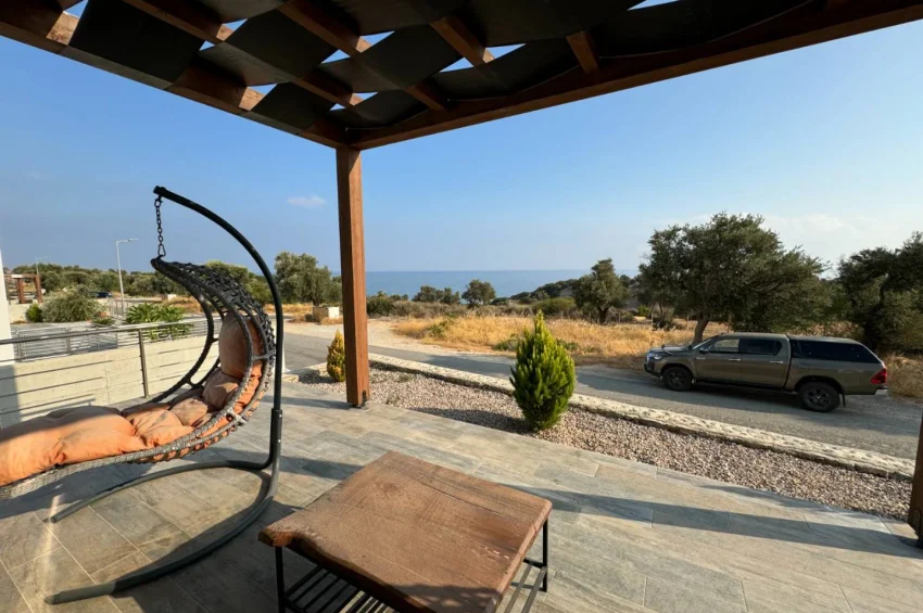 Hörnläge på första raden vid Alagadi, Kyrenia — Takterrass & markterrass, större tomt