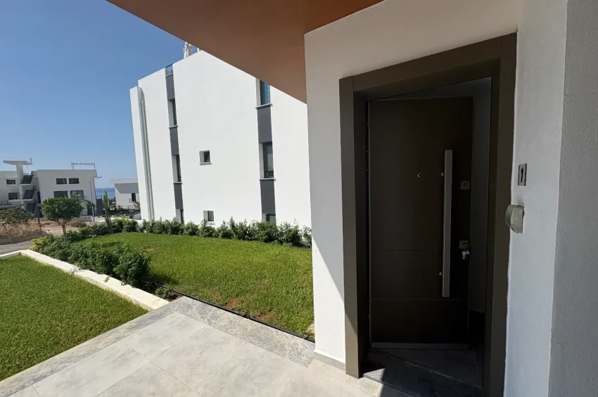 Esentepe'de 1+1 Daire Geniş Teraslı, Havuzlu Sitede Denize Yürüme Mesafesinde