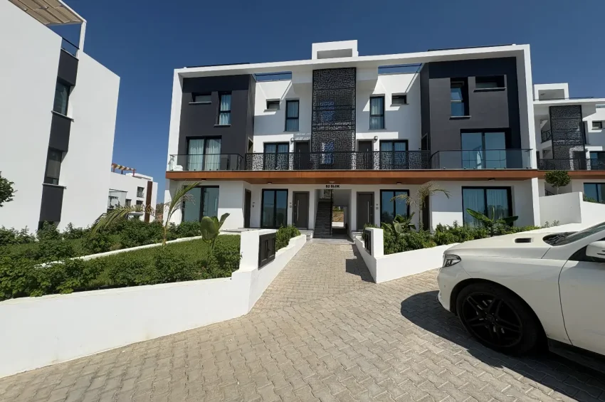 Esentepe'de 1+1 Daire Geniş Teraslı, Havuzlu Sitede Denize Yürüme Mesafesinde