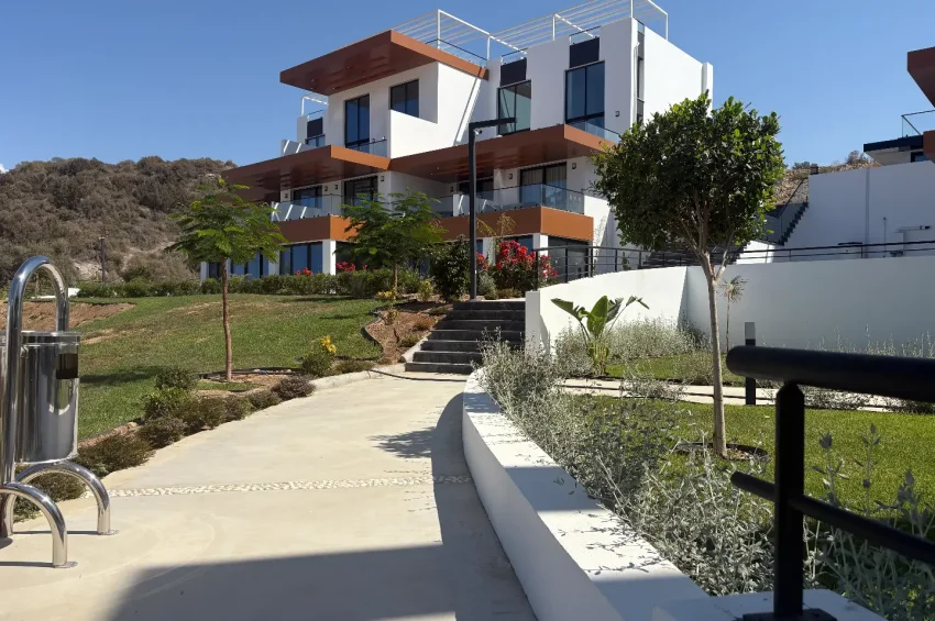 Esentepe'de 1+1 Daire Geniş Teraslı, Havuzlu Sitede Denize Yürüme Mesafesinde