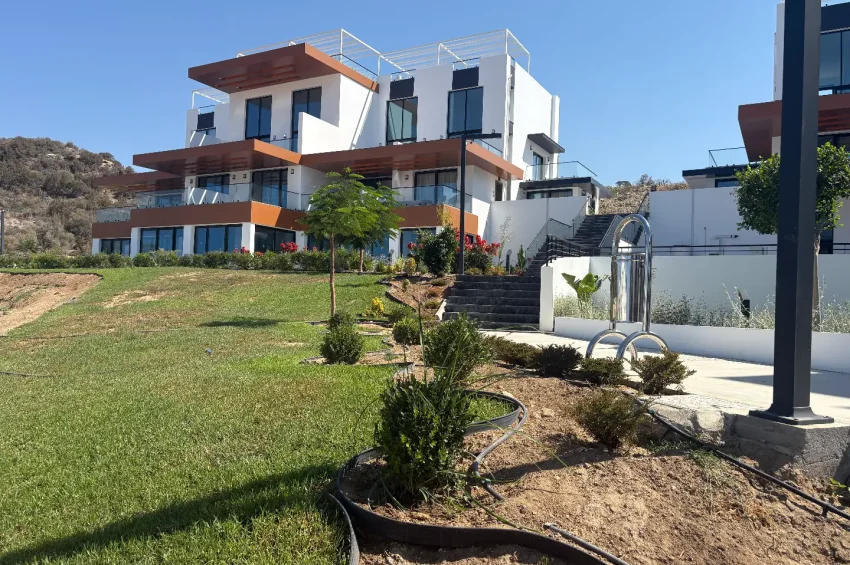 Esentepe'de 1+1 Daire Geniş Teraslı, Havuzlu Sitede Denize Yürüme Mesafesinde
