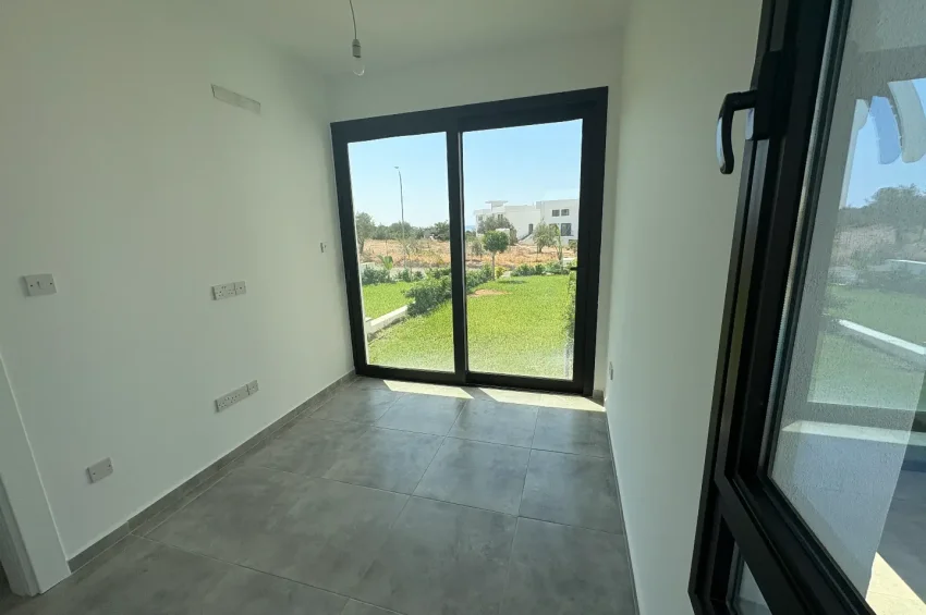 Esentepe'de 1+1 Daire Geniş Teraslı, Havuzlu Sitede Denize Yürüme Mesafesinde