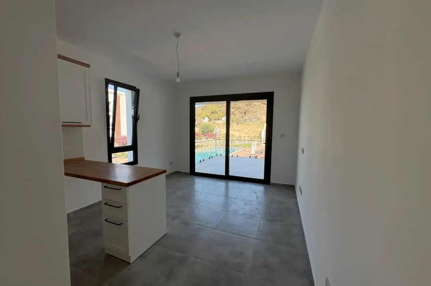 Esentepe'de 1+1 Daire Geniş Teraslı, Havuzlu Sitede Denize Yürüme Mesafesinde
